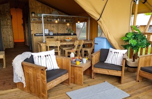 Bant Casa | Tienda de glamping con cocina cerca del estanque