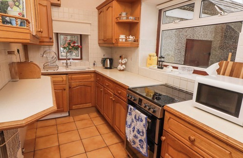 Ystradgynlais Cabaña | GLAN YR AFON, pet friendly, with a garden in Ystradgynlais