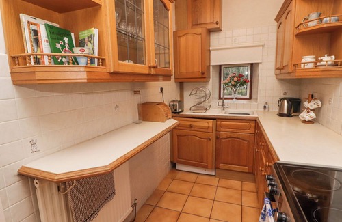 Ystradgynlais Cabaña | GLAN YR AFON, pet friendly, with a garden in Ystradgynlais
