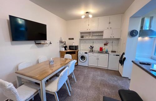 Lozenets Apartamento | Glasgow 2BDR peaceful Apt 1 min from Metro w WiFi