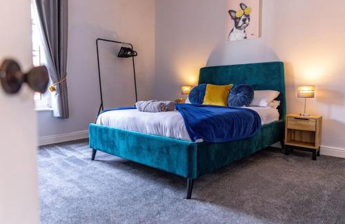 Castleford Casa | Glasswing Stays Liquorice Lodge