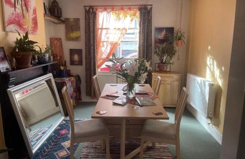 Glastonbury Casa | Glastonbury 2-Bed House Sleeps 6 & Pet Friendly