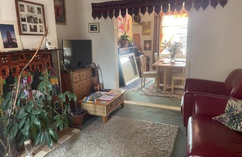 Glastonbury Casa | Glastonbury 2-Bed House Sleeps 6 & Pet Friendly