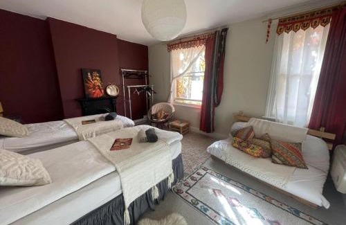 Glastonbury Casa | Glastonbury 2-Bed House Sleeps 6 & Pet Friendly