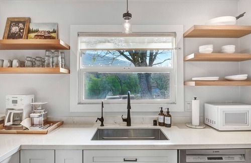 Glen Ellen Casa | Glen Ellen Wine Country Cottage -Hot Tub-Yoga Yurt-EV Charger-Organic Vineyard