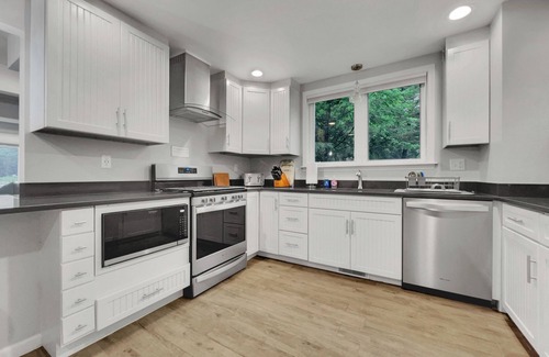 Queensbury Casa | Glen Lake Sunset Escape