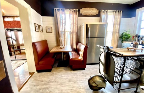 Five Points South Casa | Glenrose: Karaoke Bar ~ Bridal Salon ~ Courtyard