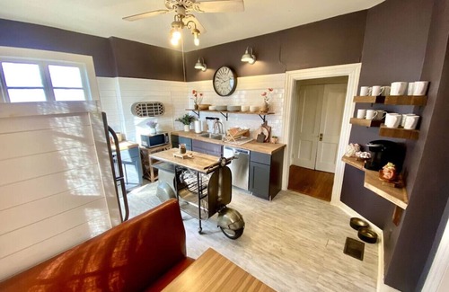 Five Points South Casa | Glenrose: Karaoke Bar ~ Bridal Salon ~ Courtyard