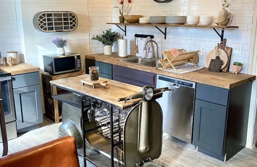 Five Points South Casa | Glenrose: Karaoke Bar ~ Bridal Salon ~ Courtyard