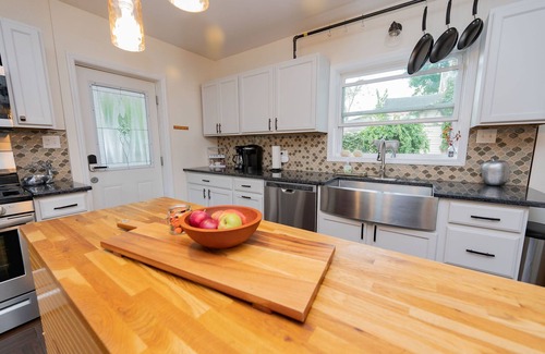 South Glens Falls Casa | Glens Falls walk to Downtown, nearby Saratoga & Lake George