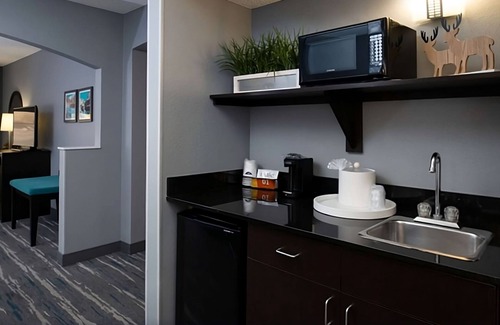 Glenwood Springs Hotel | Glenwood Springs Escape | Hot Springs, Caverns & Mountain Trails