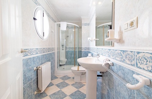 Almarda Chalet De Esquí | Global Properties: Frontline beach villa with private pool