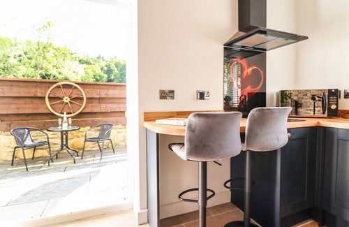 Gwynedd- Snowdonia Casa | GLYNDWR, romantic, with hot tub in Betws-Y-Coed