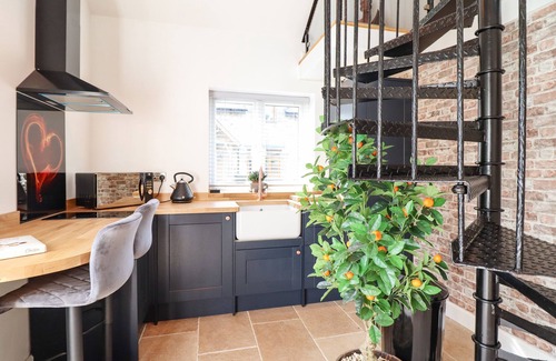 Gwynedd- Snowdonia Casa | GLYNDWR, romantic, with hot tub in Betws-Y-Coed