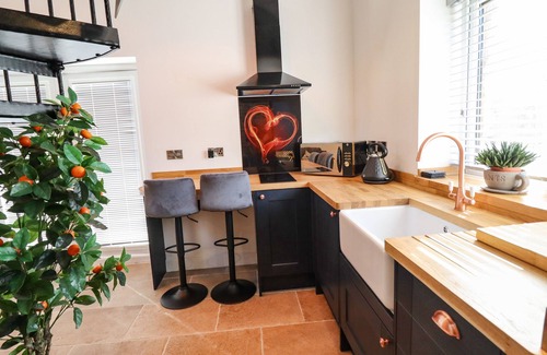 Gwynedd- Snowdonia Casa | GLYNDWR, romantic, with hot tub in Betws-Y-Coed