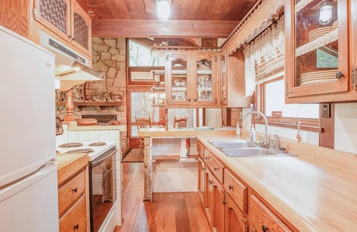 Nashville Cabina | Go fishing! Pet friendly! 4 miles to Nashville!
