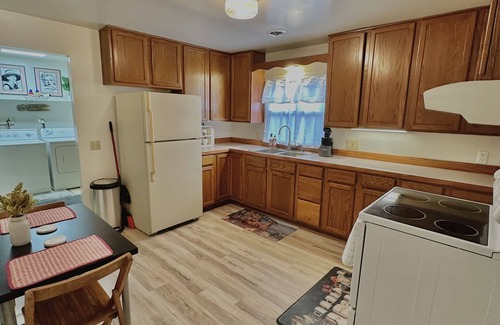 Lansing Casa | GO GREEN RETREAT:10min MSU; 11min Sparrow; 7min Reo Town-QUIET & COZY