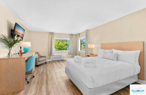 Traverse City Hotel | Gold Coast Inn Breathtaking Sunsets Corner Lake View Room 108