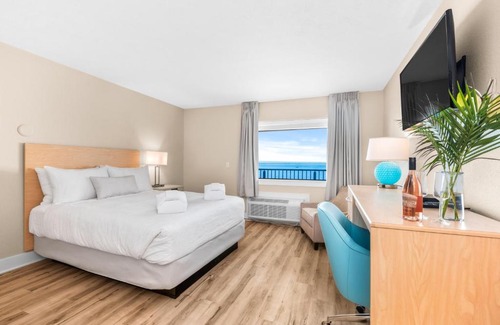 Traverse City Hotel | Gold Coast Inn Breathtaking Sunsets Standard Lake View Room 306