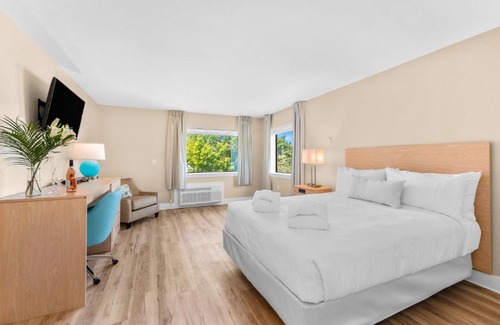 Traverse City Hotel | Gold Coast Inn Breathtaking Sunsets Standard Lake View Room 107