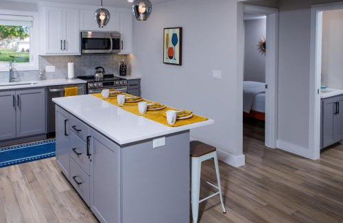 Ashwaubenon Casa | Gold Getaway by Simple Life Rentals