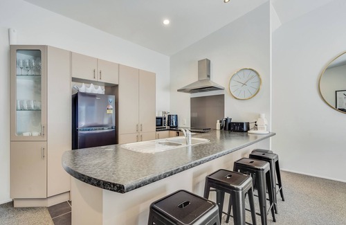 Mount Maunganui Casa | Golden 3-bedroom Retreat in beautiful Mount Maunganui with WiFi, AC