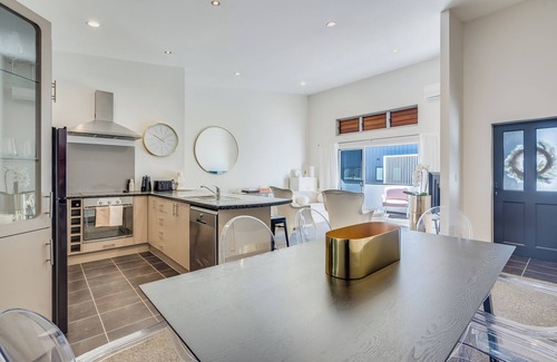 Mount Maunganui Casa | Golden 3-bedroom Retreat in beautiful Mount Maunganui with WiFi, AC