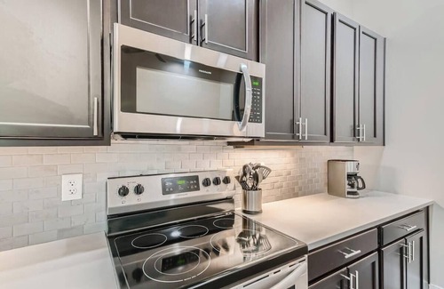 Golden Apartamento | Golden Getaway, Spacious 2BR Walk to Trails