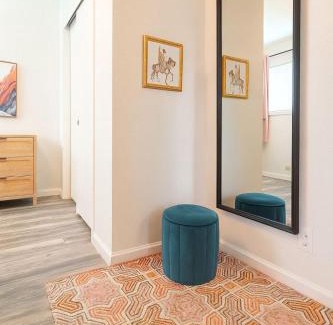 Holly Casa | Golden Girls Modern Home ATX Downtown, Grill, Walk to Best Eats and Lake