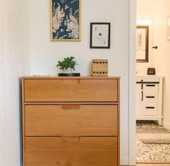 Holly Casa | Golden Girls Modern Home ATX Downtown, Grill, Walk to Best Eats and Lake