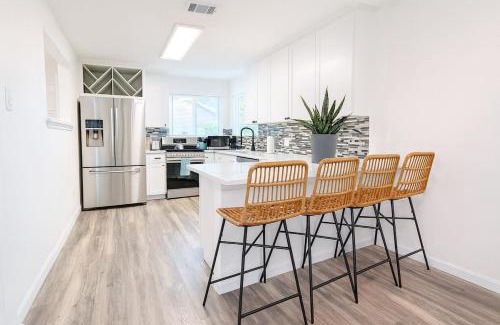 Holly Casa | Golden Girls Retreat at ATX Downtown, Grill, Walk to Best Eats and Lake