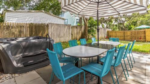 Vilano Beach Casa | Golden Hour Beach Retreat Hot Tub 2 Bikes Putting Green Mins to Shore