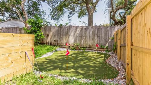 Vilano Beach Casa | Golden Hour Beach Retreat Hot Tub 2 Bikes Putting Green Mins to Shore