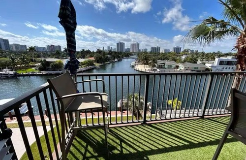 Hallandale Beach Condominio | Golden Isles Hallandale Water view