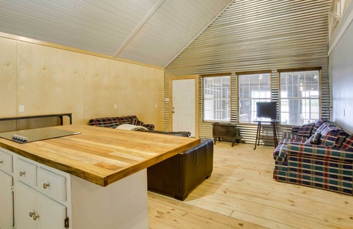 Golden Meadow Cabina | Golden Meadow Getaway: Waterfront Retreat w/ Deck