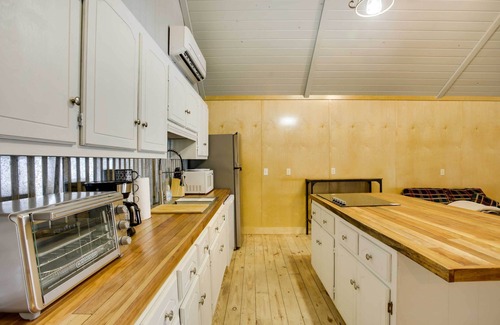Golden Meadow Cabina | Golden Meadow Getaway: Waterfront Retreat w/ Deck