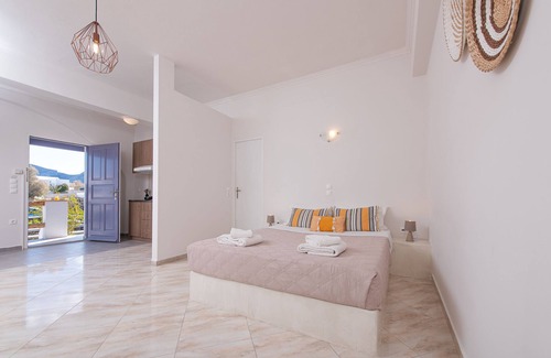Agia Paraskevi Casa | Golden Sunrise Suites