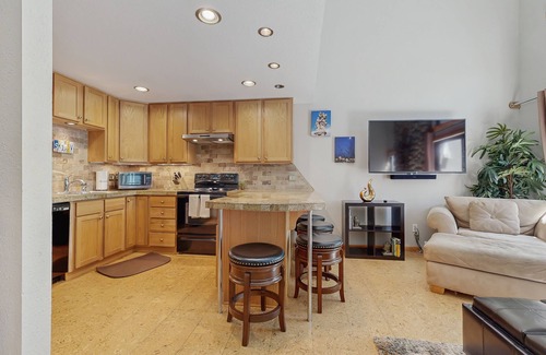 Elkhorn Village Condominio | Golf Course Condo - dog friendly w/ community pool, hot tub & tennis courts