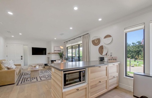 Napa Condominio | Golf Course Views, Pool, King Bed & Balcony