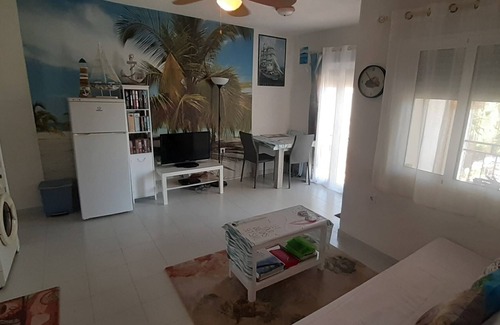 San Miguel de Salinas Apartamento | Apartamento de golf / playa con piscina grande, wifi gratis y TV en inglés