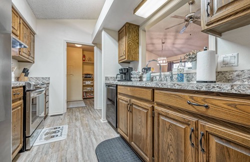 Hot Springs Village Casa | Golf Lover's Getaway! Cozy 2BR/2BA Townhome, Walk to DeSoto Golf Club!