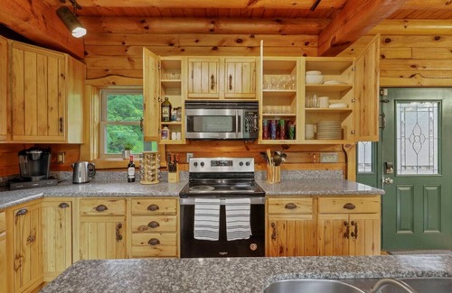 Logan Cabina | Golf Simulator Huge Game Room Hot Tub Cozy Cabin in Hocking Hills