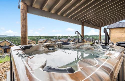 Table Rock Casa | Golf Simulator- Private Hot Tub- Lake Views- Free Daily Tickets- Close to Attractions