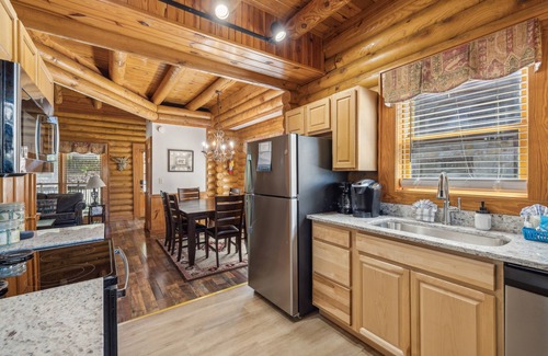 Pigeon Forge Cabina | Golf View 2 Bedroom Cabin by RedAwning