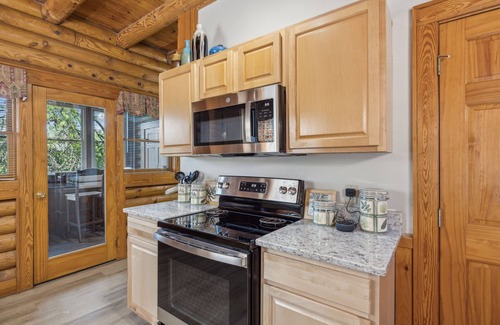 Pigeon Forge Cabina | Golf View 2 Bedroom Cabin by RedAwning