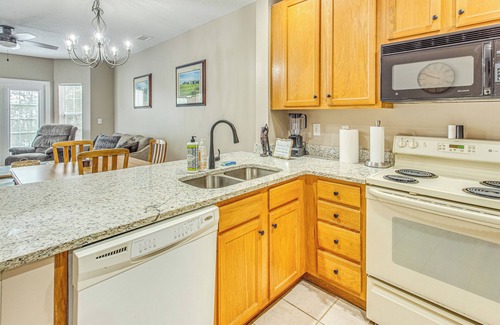 Red Hill Condominio | Golfer's Getaway: Myrtle Beach Condo w/ Patio