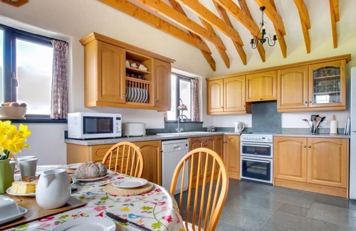 Whitland Casa | Este granero convertido ofrece vistas panorámicas a lo largo de la gloriosa campiña del oeste de Gales y hasta