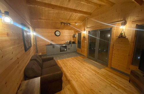 Tal-gareg Cabina | Golygfa- 1 Bedroom Lodge with lake views and Hot tub, West Wales