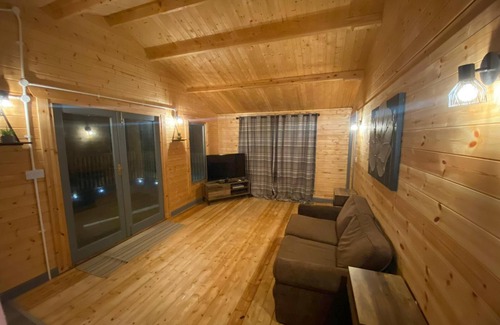 Tal-gareg Cabina | Golygfa- 1 Bedroom Lodge with lake views and Hot tub, West Wales