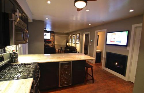 Lakeside Park Cabina | Gondola Lodge & Tahoe Beach Club